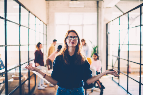 Femme méditant au travail