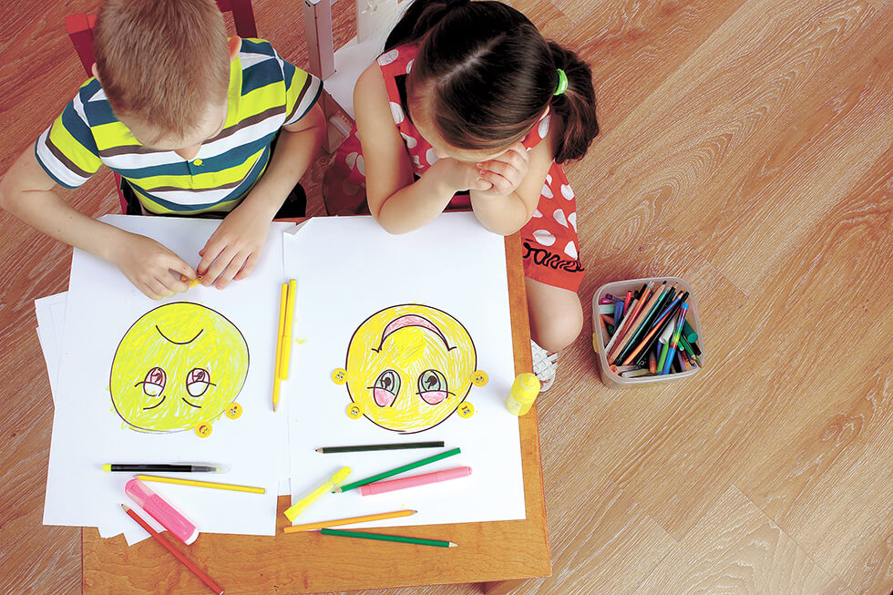 Niños aprendiendo inteligencia emocional en la escuela