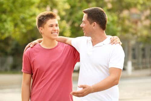 Padre hablando con su hijo adolescente