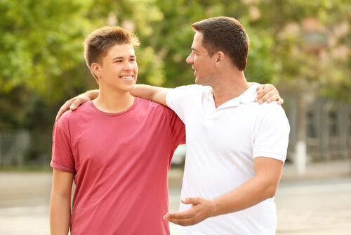 Padre hablando con su hijo del espíritu emprendedor