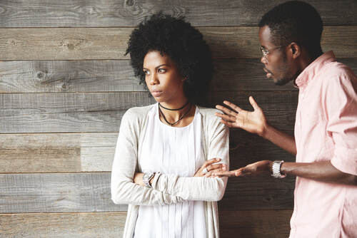 Couple parlant d'infidélité