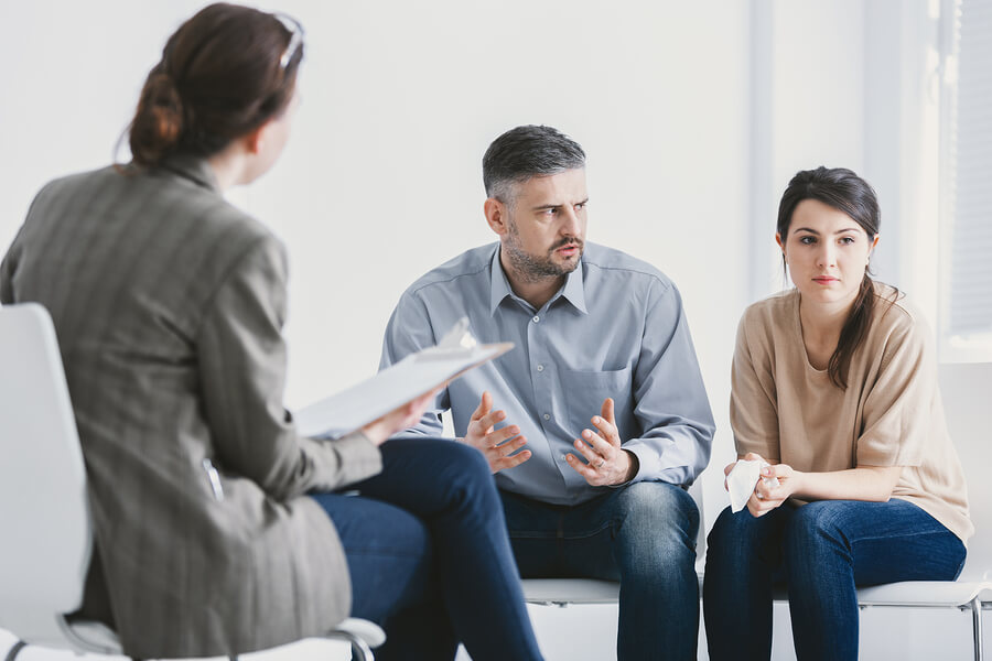 Pareja en terapia psicológica