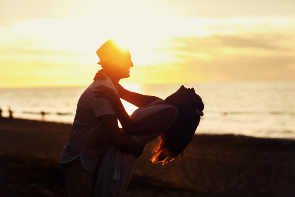 Pareja bailando al atardecer