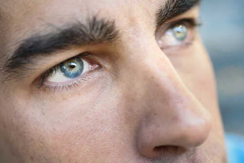 Hombre mirando al infinito