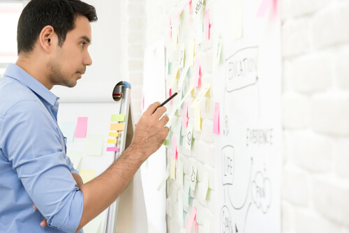 Hombre aplicando estrategias para desarrollar su creatividad