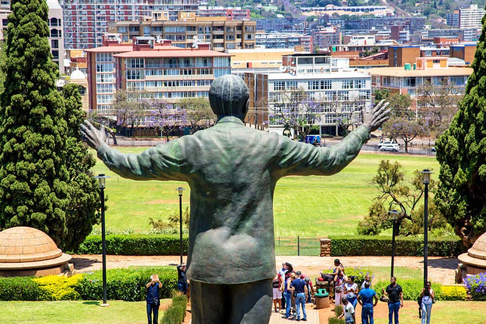 Estatua de Nelson Mandela con los brazos abiertos