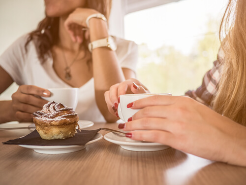 Hermanas tomando café para reforzar sus lazos familiares