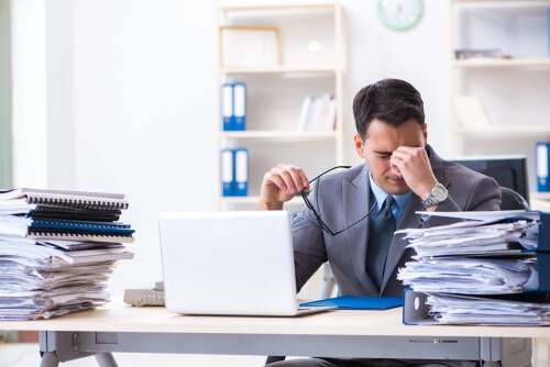 Hombre estresado por adicción al trabajo