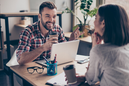 Hombre feliz en su trabajo con una mujer