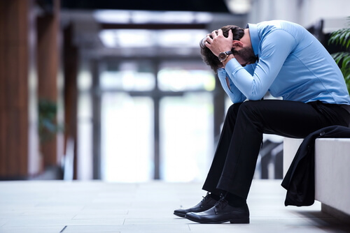 Hombre sufriendo un fracaso laboral
