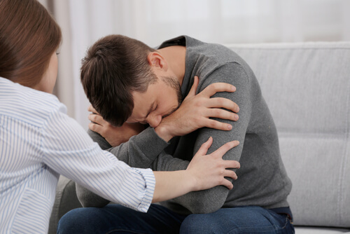 Homme rétréci représentant comment l'anxiété affecte la qualité de nos relations