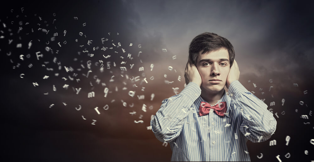 Hombre tapándose los oídos representando cómo hay personas que nos hacen sentir incómodos