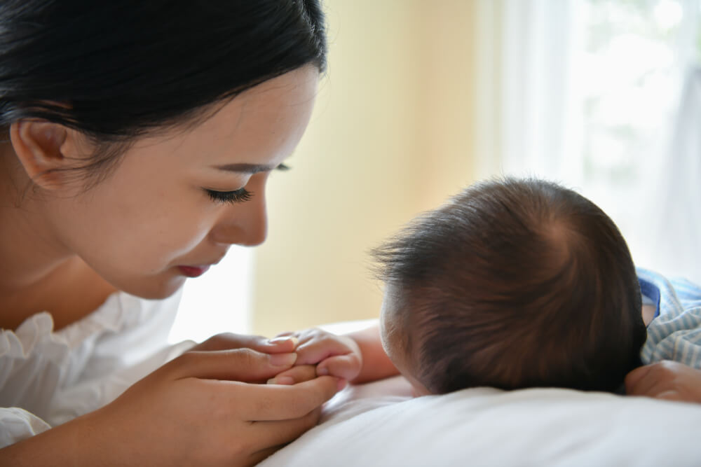 MAdre acariciando a su hijo