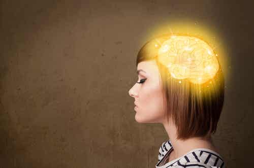 Kvinde med oplyst hjerne symboliserer citater af Alfred Binet om intelligens