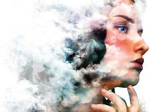 Mujer con nubes representando la memoria del hipocampo