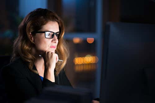 Donna che cambia la sua prospettiva mentre guarda il computer.