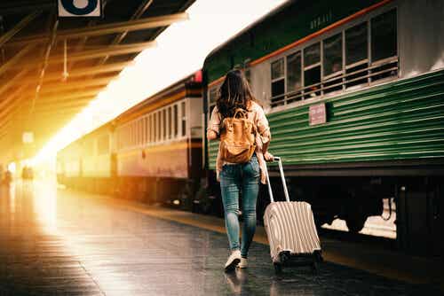 Mujer con una maleta en la estación del tren