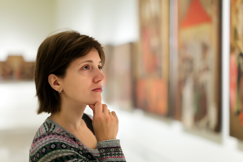 Mujer observando para desarrollar su creatividad