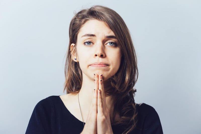 Mujer que pide perdón