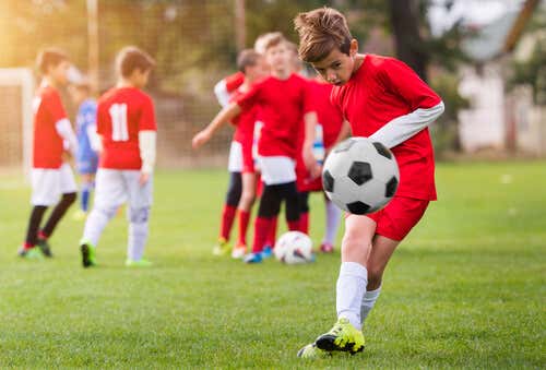 Jalkapallo voi olla sopiva lahja lapsellesi.