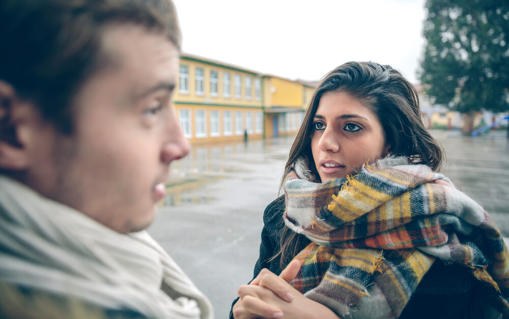 Pareja hablando