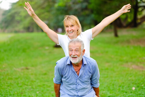 Pareja de mayores jugando en el campo