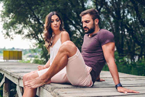Mujer molesta de mal humor con su pareja