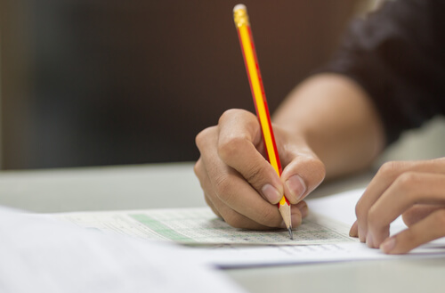 Persona haciendo tests proyectivos