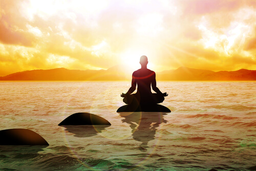 Hombre meditando para desconectar la mente