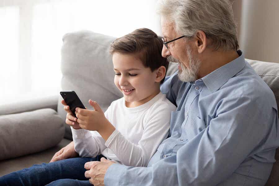 Nieto enseñando a su abuelo a usar el móvil