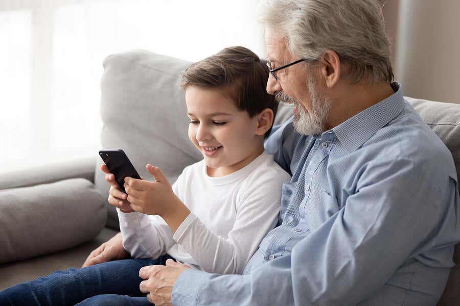 Nieto enseñando a su abuelo a usar el móvil