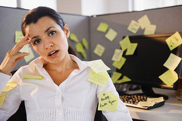 Mujer pensando en un significado