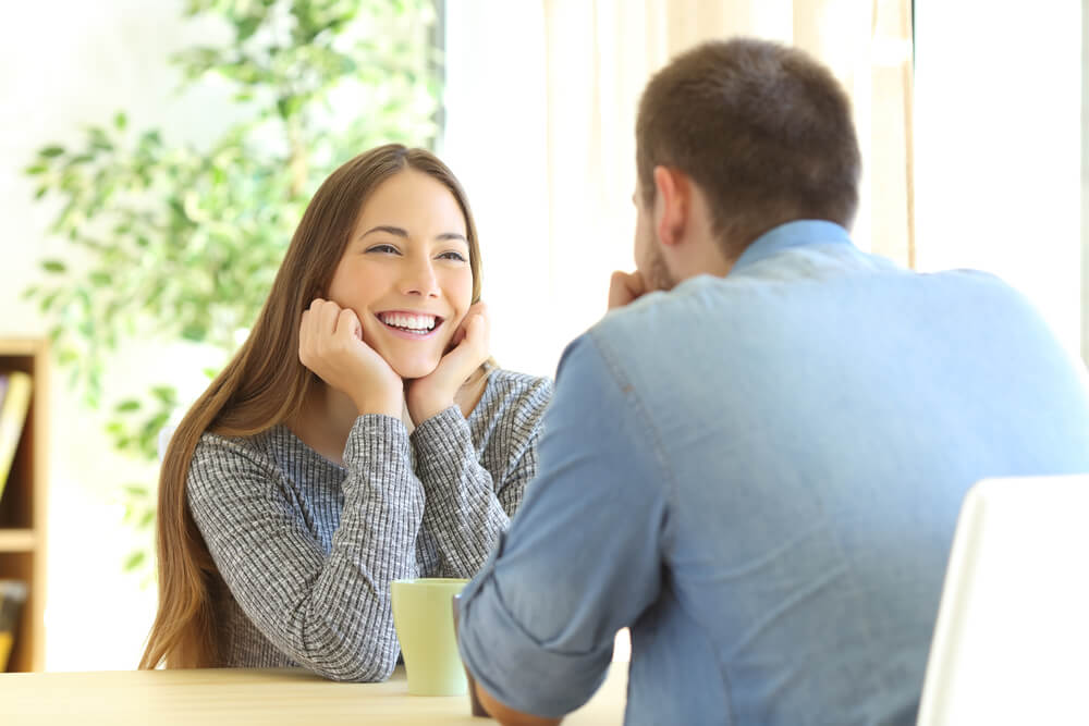 Chica que intenta seducir a un hombre