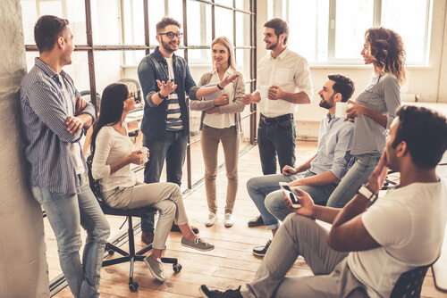 Compañeros contando historias representando la inteligencia comunicativa
