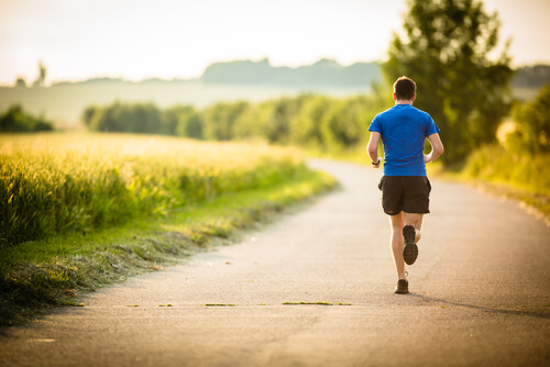 Hombre corriendo para entrenar su fuerza de voluntad