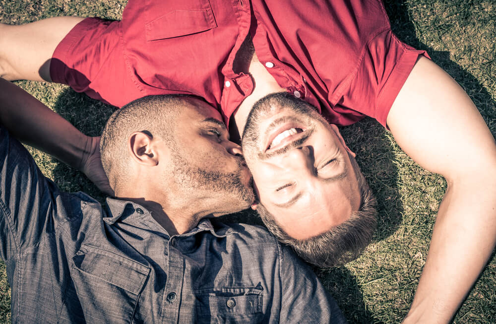 Hombre dándole un beso a su pareja