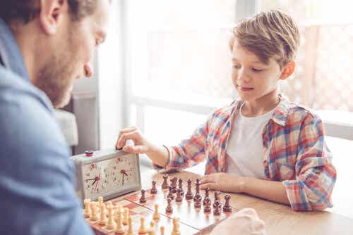 Hombre jugando ajedrez con su hijo