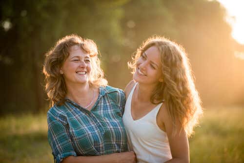 Madre con su hija adolescente sonriendo