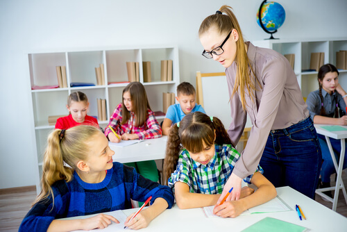 Niños en proceso de aprendizaje con su maestra