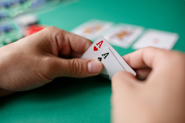 Los beneficios de jugar al póquer