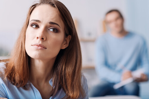 Femme avec crise de la quarantaine