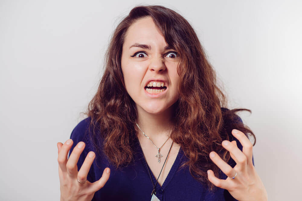 Mujer enfadada sin autocontrol
