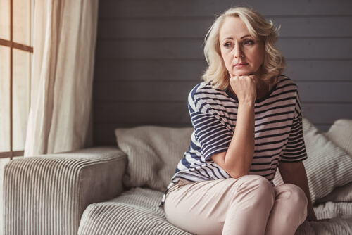 Femme âgée avec crise de la quarantaine