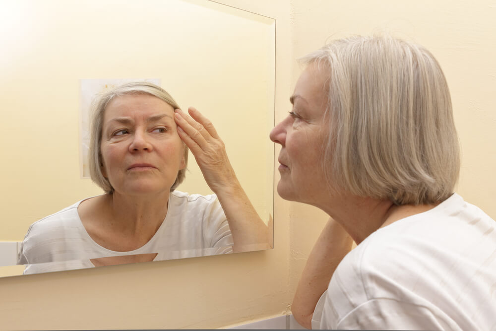 Mujer mirándose al espejo