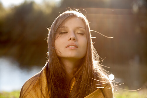 Mujer respirando profundamente