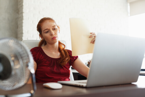 Mujer usando información de sus amigos