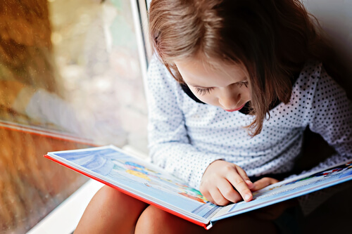 Niña leyendo cuentos