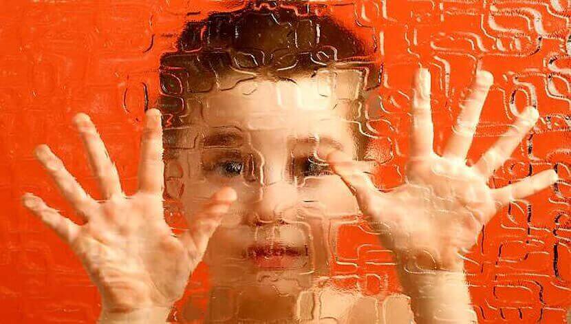 Niño contra un cristal