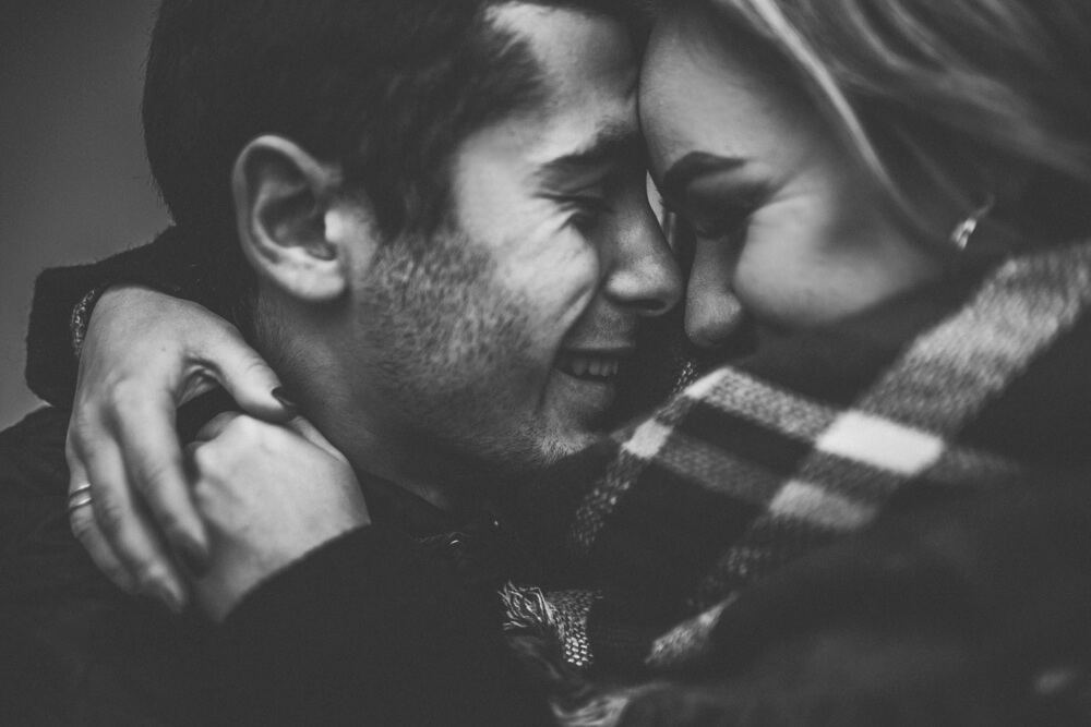 Pareja ilusionada y enamorada