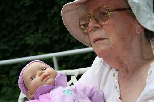 Abuela jugando con la muñeca de su nieta
